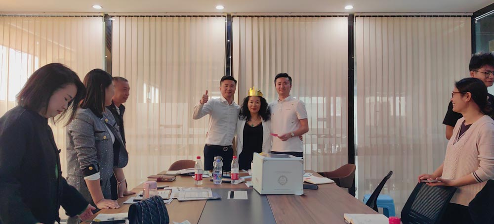 銷（xiāo）售（shòu）之星閃耀時刻，祝張迪媛生日快樂！